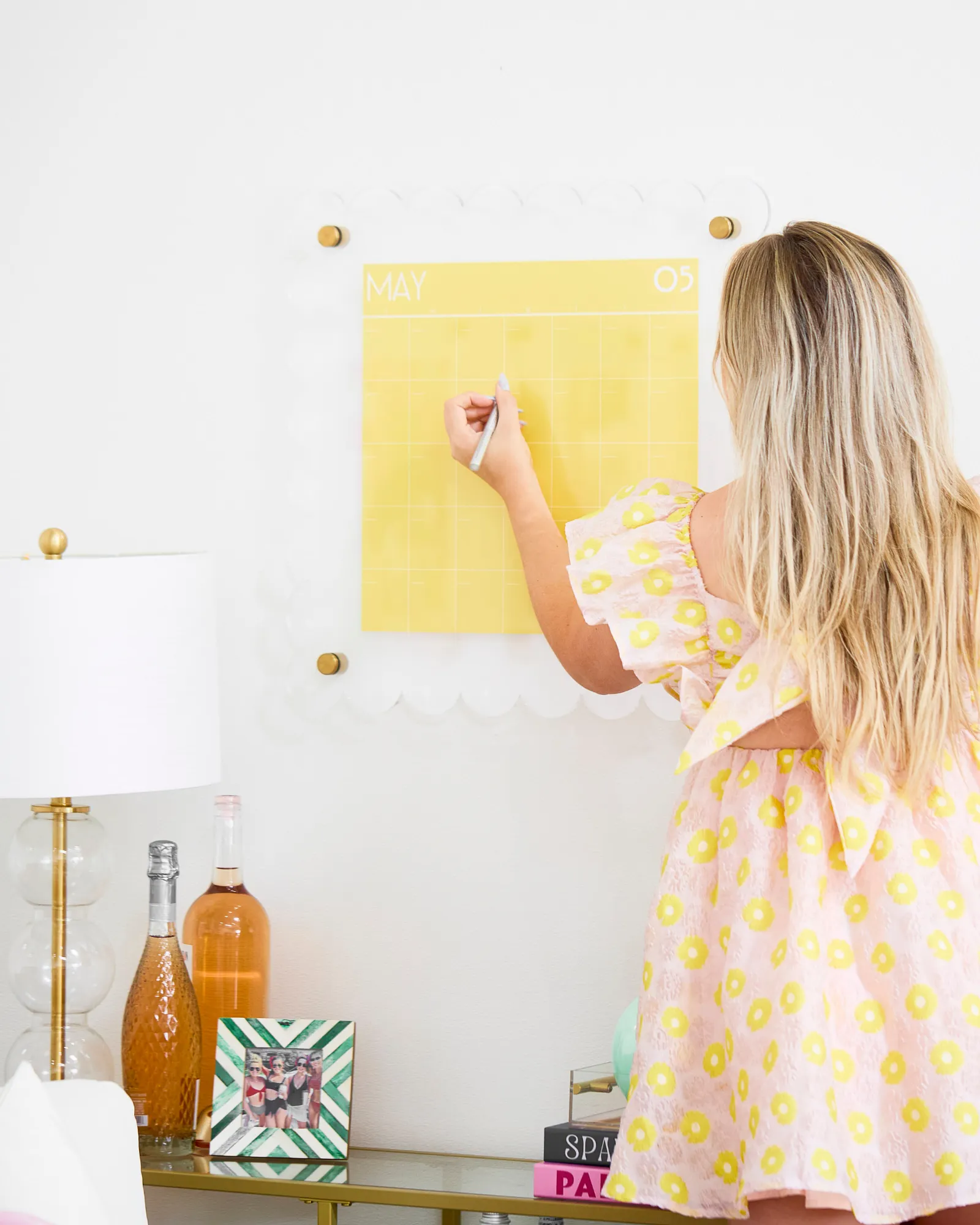 Classic Scallop Acrylic Floating Frame